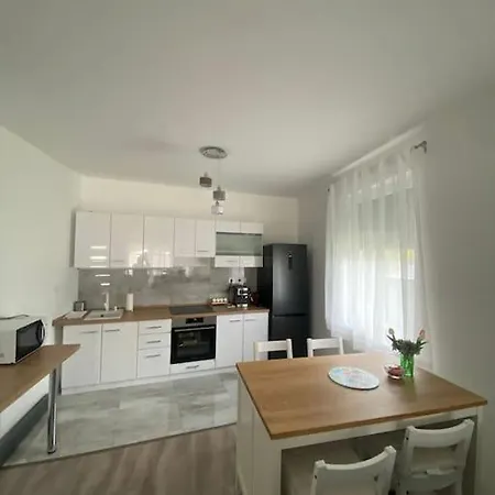 Lipi - Away From بيت للعطل