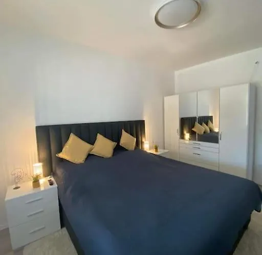 Lipi - Away From Vakantiehuis *