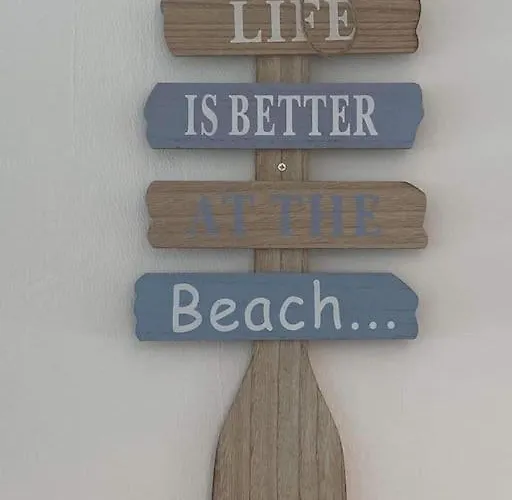 Lipi - Away From Vakantiehuis *